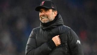 「愛してる」勝利にご満悦のクロップ監督、自らバスを降り笑顔でファンにビールを振る舞う「銅像を立てよう」