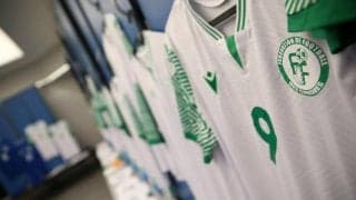 「良い仕事した」急遽GKを務めたDF、ユニフォームの繕い方が強引過ぎる「プレミアのチームはこれを見て学ぶべき」