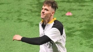 美人妻はポーズ、子どもを肩車…　元鷹助っ人がPayPayドームで“幸せ家族ショット”