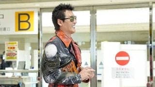 日本ハム新庄監督、“超奇抜コート姿”で沖縄入り　グラブ貼った珍デザイン、お色直し20分