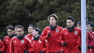 長友佑都に中山雄太＆久保建英が勝負を挑んだ！ 非公開練習前のピッチで起きた「実戦を意識した直接対決」