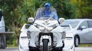 新庄監督、“ド派手バイク”で球場入り　のど飴を差し入れ「コロナかかりづらい」