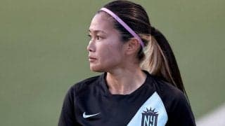 なでしこ川澄が旗艦店の前で“プーマポーズ”を披露、外国籍J1歴代最多得点のFWも「いいね！」を返す
