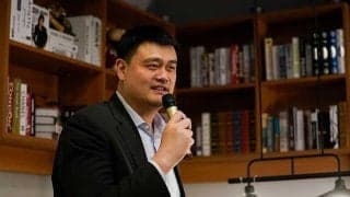 身長229cmの中国NBAレジェンド、聖火リレー参戦に海外驚愕「Wow」「本当に背が高い」