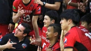 V1男子 首位攻防第1ラウンドはサントリーに軍配