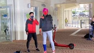 新庄剛志監督がキックボードで球場入り　臨時コーチ赤星氏に合わせ真っ赤なコーデ