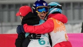 高梨沙羅失格から粘り4位　小林陵侑が大ジャンプで諦めず奮闘、チームで歓喜の抱擁