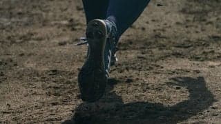 主流の「樹脂」か、盗塁王が愛した「革底」か　野球用スパイクの特徴と選び方