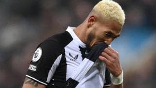 自打球ならぬ\"自蹴球\"、ニューカッスルFWのシュートが顔面にヒット