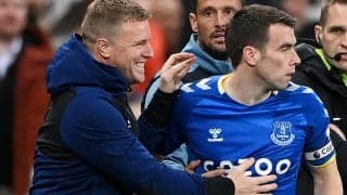 「レッドカード笑」降格圏脱出も災難に…ニューカッスル指揮官が相手選手からハードタックルを受けるも笑顔絶やさず