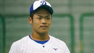 中日根尾、直立不動の“勉強風景”　打撃ケージにかぶりつく「素晴らしい後輩」