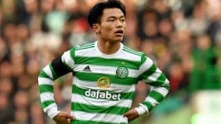 旗手怜央もその難しさに思わず舌打ち！セルティックの2人がアメフトボールでリフティングに挑戦