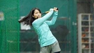 2人の“野球大好き”女優の打撃が“ガチ”すぎる　披露した美貌と豪快スイング
