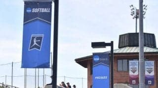 空飛ぶ遊撃手がまるで「スーパーマンスタイル」　米ソフト界が超・横っ飛びで騒然