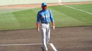 新庄ビッグボス、就任後初ベースコーチ　両手を叩いて選手鼓舞も3者凡退で見せ場なく