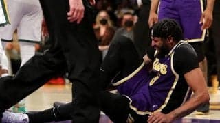 レイカーズのアンソニー・デイビスがジャズ戦で右足首をねんざ…苦悶の表情で退場