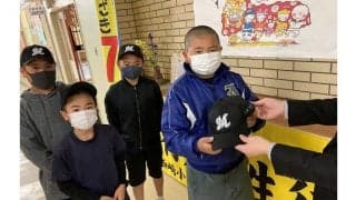 ロッテ、2次キャンプ地の沖縄・糸満市の全小学生にキャップ贈呈　約4500人に