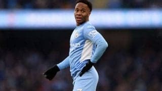 新たな特技発見？ しかし、ファンの注目はスターリングの“お尻”に