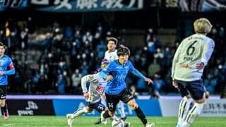 脇坂泰斗が交代時の異例行動に「サポーターからは温かい笑い声」！「遠野大弥とのタッチ」に失敗し、再度ピッチに