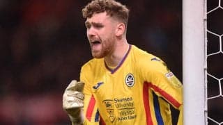 魔法を使った？GKがノールックセーブ披露！吸い込まれるボールに「20回見たけどどうやったのかわからない」