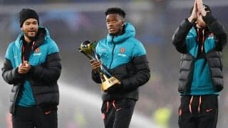 CWCトロフィーお披露目のチェルシーへ手荒い祝福、捉えた様子にファン「チルウェルが走っている」