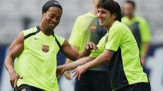 メッシとロナウジーニョが『ペプシ』のCMで再会！超絶ショット成功で“ドヤ顔”披露