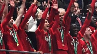 キャプテンらが煽る！ 決勝進出の立役者、南野拓実がファンに向かって高々とトロフィーを掲げる 