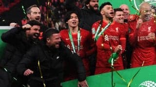 南野拓実がマネを助ける!? トロフィーリフトで持っていたシャンパンを隠した理由とは？