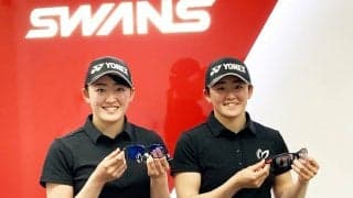 双子のゴルフ岩井姉妹、愛用サングラスの「SWANSアドバイザリースタッフ契約」を発表