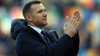 「戦争を止めてくれ」ウクライナ代表の元エース・シェフチェンコが反戦デモに参加