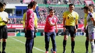 「縦に取ったらアカン」霜降り明星・せいやの“コイントス”にツッコミと笑いの声「コイン迎えに行ってる」