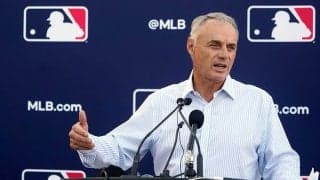 交渉中にゴルフの練習、会見では笑顔…MLBコミッショナーの“危機感のなさ”が問題に