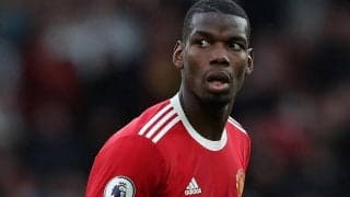 夫婦でパリコレ出席！ ポグバの奇抜なサングラスが注目の的、妻はスリットの深いドレス