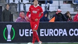 菅原由勢がフル出場！アヤックスとAZの両キャプテンがウクライナカラーの腕章着用