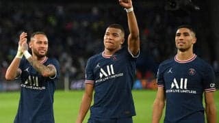 PSGの面々に混ざっていたバルサ戦士は!? 素肌にカラフルなジャケットで“パリコレ”登場