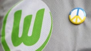 ヴォルフスブルクがウクライナ支援！ 選手が多額の寄付、「フォルクスワーゲン」がロゴをどけて胸には大きな「ピースサイン」