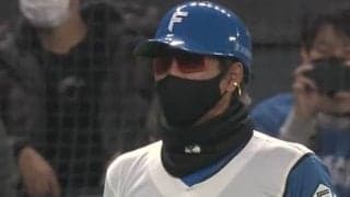 日ハム新庄監督が三塁コーチャーに！　OP戦では初、本塁打の万波をハイタッチで祝福