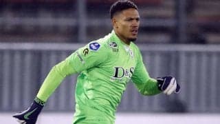 「平和」を試合前に訴えるも…ボトルがGKの頭部直撃で後半ATに強制終了