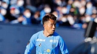 「まさかの素足ゴール」スパイクが脱げた横浜FCの山下諒也、歴史に残る衝撃的ゴール!「スパイク履いてたほうがシュートは難しい」と名言残す