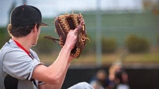 投球モーション中に打者に“バイバイ”　大胆行為に賛否両論「楽しんでいる」「最低」