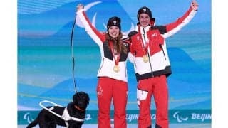 パラ表彰台　金メダルに喜ぶ盲導犬がSNSで話題「幸せそう」「ワンちゃんのもお願い」