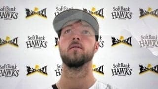 鷹復帰の助っ人レイが入団会見　昨季途中退団も「他球団の選択は全くなかった」