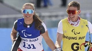 表彰台でメダル喜ぶ盲導犬　出場危機脱したパートナーとの絆「道を示すだけじゃない」