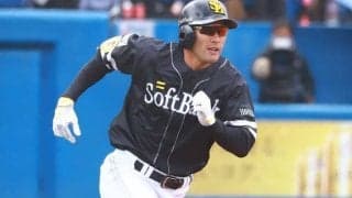 鷹・柳田、“変態弾”で2022年第1号　「泳いで詰まった」のに、片手1本で右翼席へ