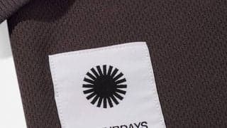 “サタデーズ”の人気ロゴTが進化した！ 日本のアクティブな大人に刺さる理由