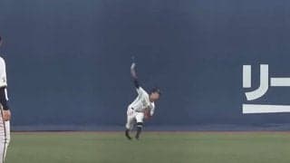 余裕のはずが…走者大慌てでヘッスラ　場内騒然“大バックホーム”が「ほんと一級品」