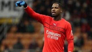 「天才か」「何してる！？」FK時のGKがタッチライン際からゴールに貢献「こんなの初めて見た」