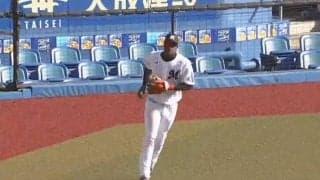 空飛ぶ助っ人の手が伸びた!?　“2段跳び”好捕にファン仰天「メジャークラス」