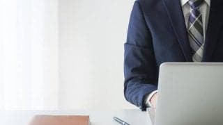 仕事の合間にできる効果的トレは「空気イス」　10秒でできるオススメ方法4種類を紹介