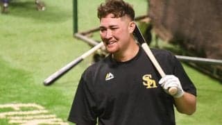 鷹リチャード、OP戦1号は川島慶三のおかげ？　“置き去り”バットで開幕スタメンへ前進